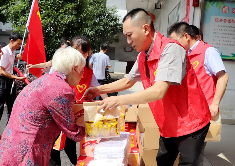 为增强党组织的活力和凝聚力，，，，，施展党员先锋模范带举措用。。。。。。6月28日上午，，，，，在庆祝建党102周年之际，，，，，江西佳禾电声科技有限公司党支部来到了桐木镇庆幸敬老院